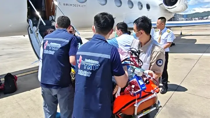 宝安机场TKP航空医疗队跨境担架撤离
